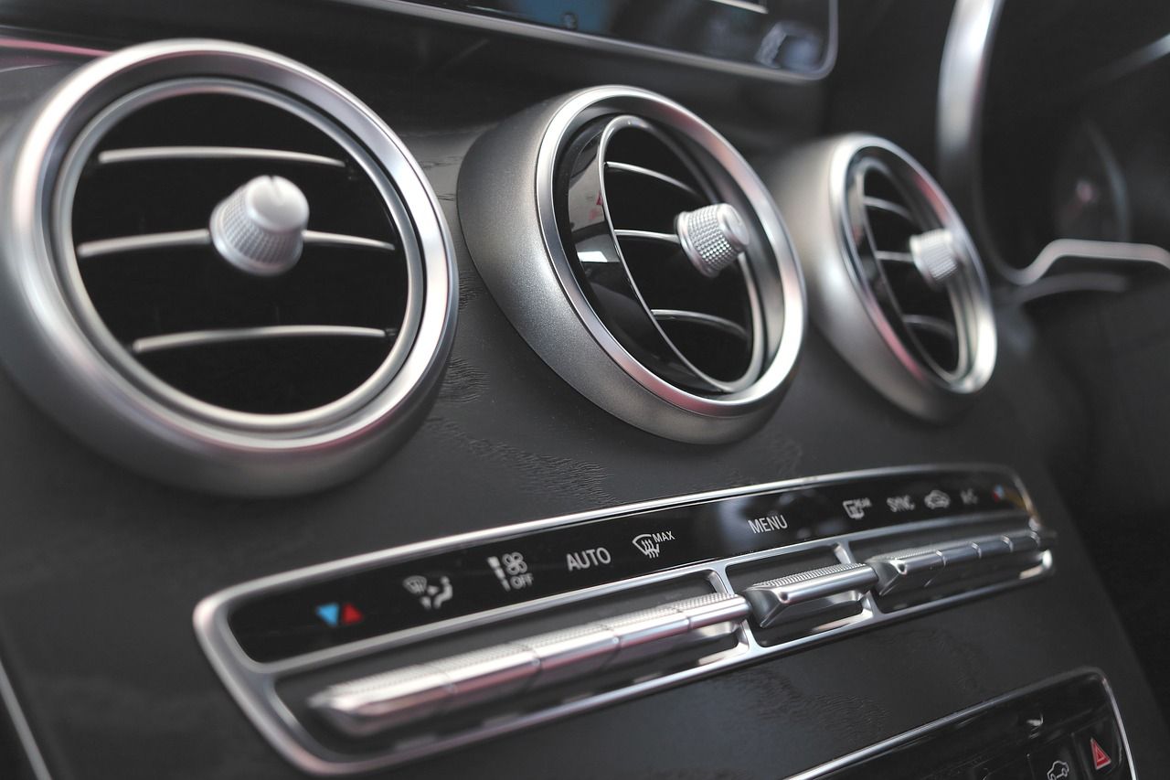 Jakie usterki mogą dotyczyć układu chłodzenia w samochodzie?