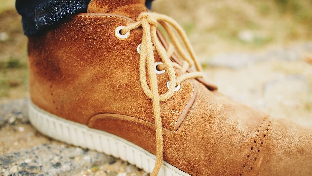 Jak czyścić zamszowe buty?