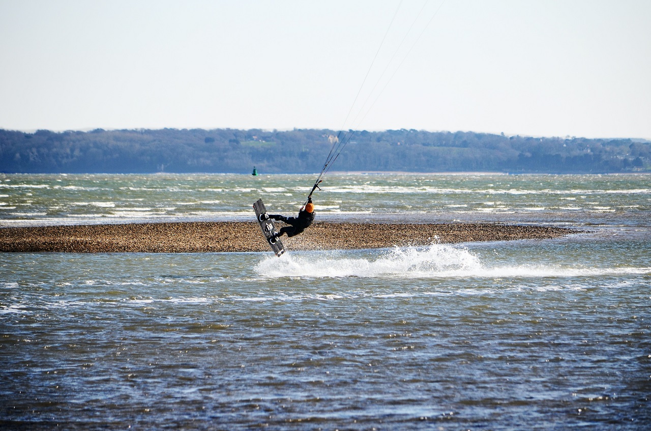 Czym różni się kitesurfing od windsurfingu?
