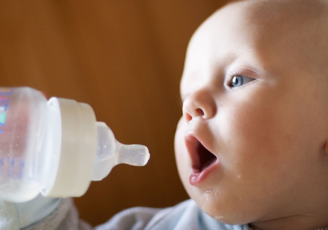 Na co zwrócić uwagę wybierając mleko dla niemowląt?