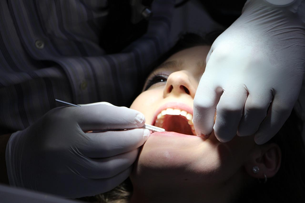 Jakimi metodami są usuwane zęby i kiedy należy się podjąć takiego zabiegu?