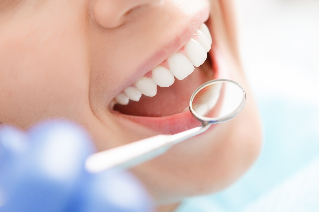 Zabiegi, które poprawią wygląd naszych zębów