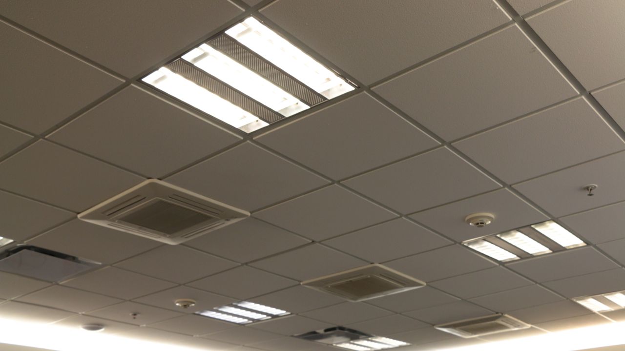 Plafony LED jako gustowne oświetlenie każdego biura