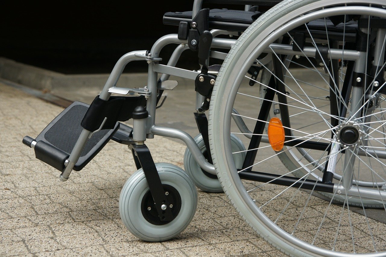 Jaki sprzęt rehabilitacyjny pomaga w niepełnosprawności ruchowej?