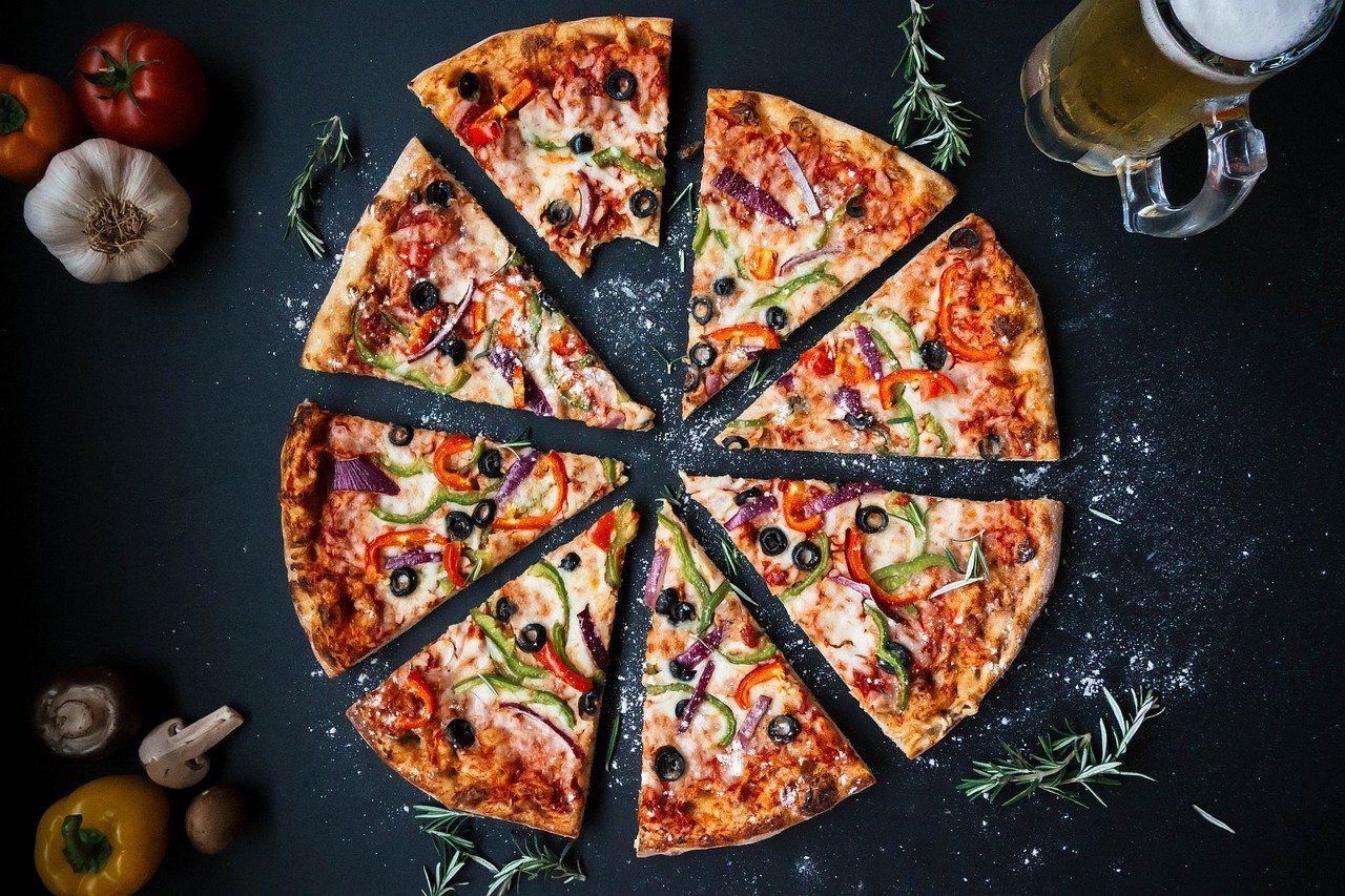 Pizza w restauracji – jak rozpoznać tą dobrze zrobioną?