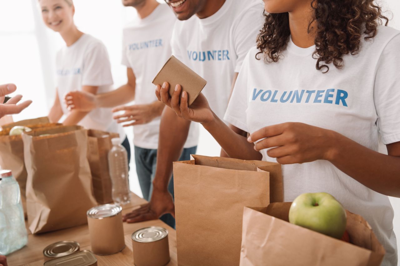 Czym jest wolontariat i jakie korzyści płyną z uczestnictwa w nim?